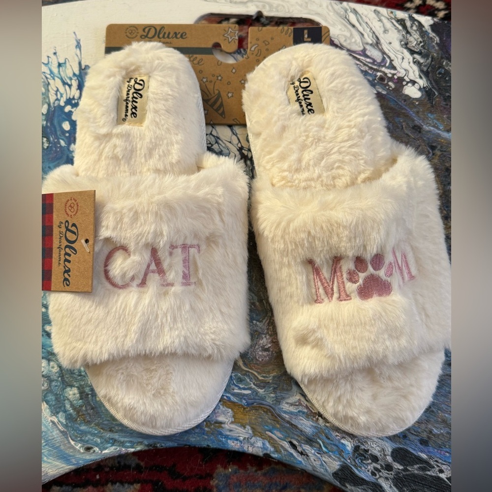 Dearfoams Furry Cat Mom Slippers - Cream and Pink, NWT